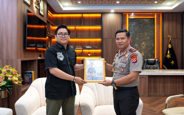 Bendahara Umum LBH FERADI Adv. Mohamad Farhan, S.H. Bertemu Kapolda Banten Irjen Pol Hendra Kurniawan, Serahkan Cinderamata untuk Perkuat Sinergi