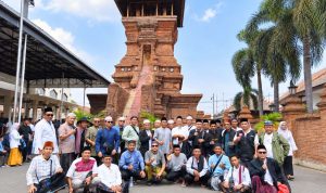 37 Jamaah Taklim Malam Rabu Mushollah Al Huda Gelar Wisata Religi, Ziarah ke Makam Wali dan Ulama