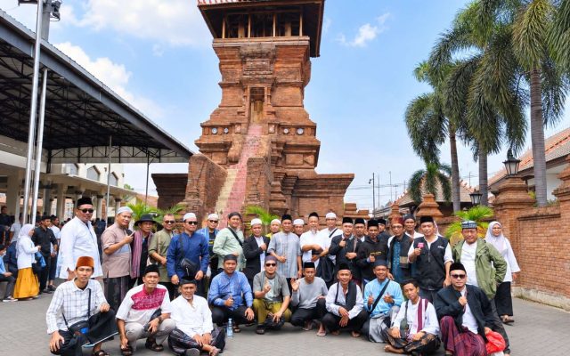 37 Jamaah Taklim Malam Rabu Mushollah Al Huda Gelar Wisata Religi, Ziarah ke Makam Wali dan Ulama